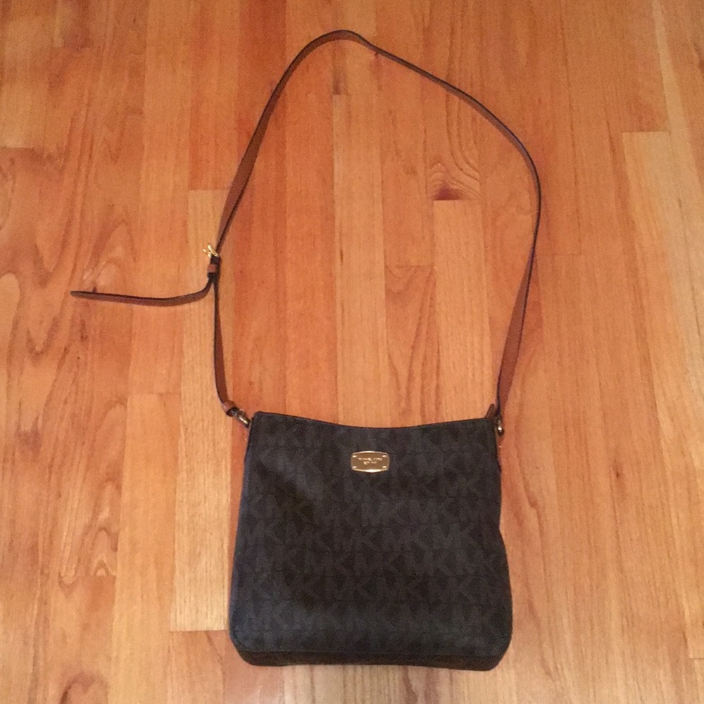 Used Michael Kors logo shoulder bag